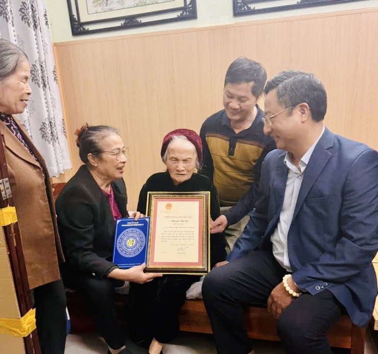 Ấm áp truyền thống Ngọc Hà: Chăm lo gia đình chính sách, gia đình khó khăn, chúc thọ các cụ tròn 100 tuổi dịp Tết Bính Ngọ 2026- Ảnh 3.