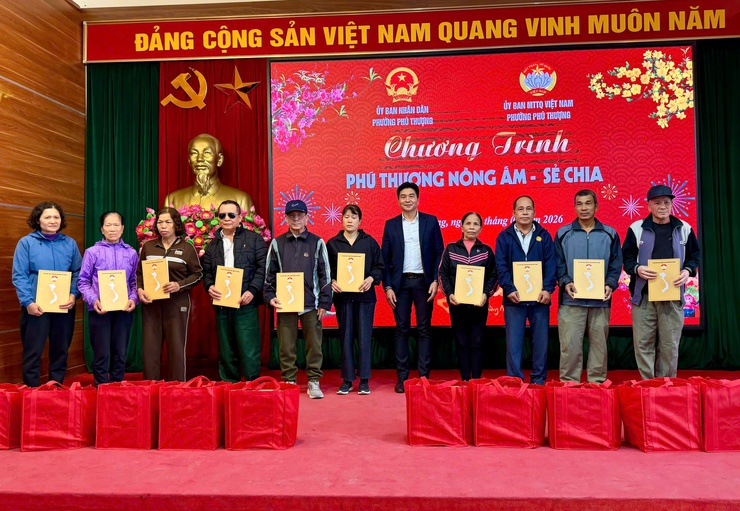 Phường Phú Thượng trao tặng quà Tết Nguyên đán Bính Ngọ năm 2026- Ảnh 3.