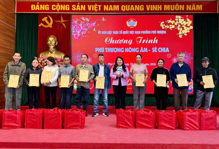 Phường Phú Thượng trao tặng quà Tết Nguyên đán Bính Ngọ năm 2026- Ảnh 4.