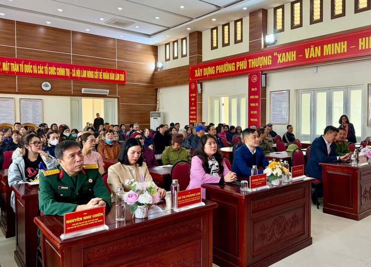 Phường Phú Thượng trao tặng quà Tết Nguyên đán Bính Ngọ năm 2026- Ảnh 1.