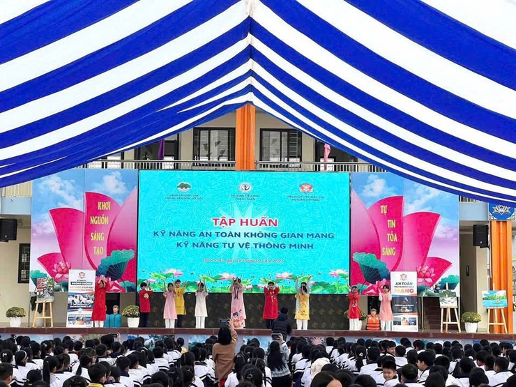 Quốc Oai tổ chức chuyên đề “An toàn trên không gian mạng” cho học sinh Tiểu học và THCS Thạch Thán- Ảnh 2.