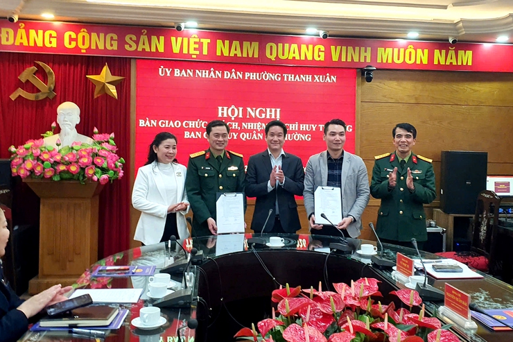 Phường Thanh Xuân tổ chức hội nghị bàn giao chức trách, nhiệm vụ Chỉ huy trưởng Ban Chỉ huy quân sự phường- Ảnh 2.