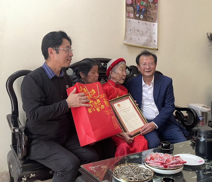 Thăm, tặng quà Tết Nguyên đán Bính Ngọ năm 2026 cho người có công và các đối tượng chính sách- Ảnh 1.