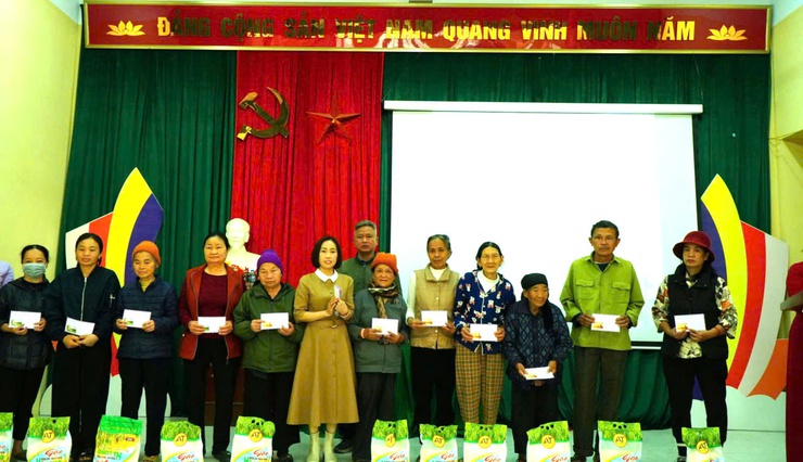 Gia đình Trung tướng Trương Mạnh Dũng trao quà Tết cho các hộ có hoàn cảnh khó khăn tại xã Ứng Thiên- Ảnh 9.