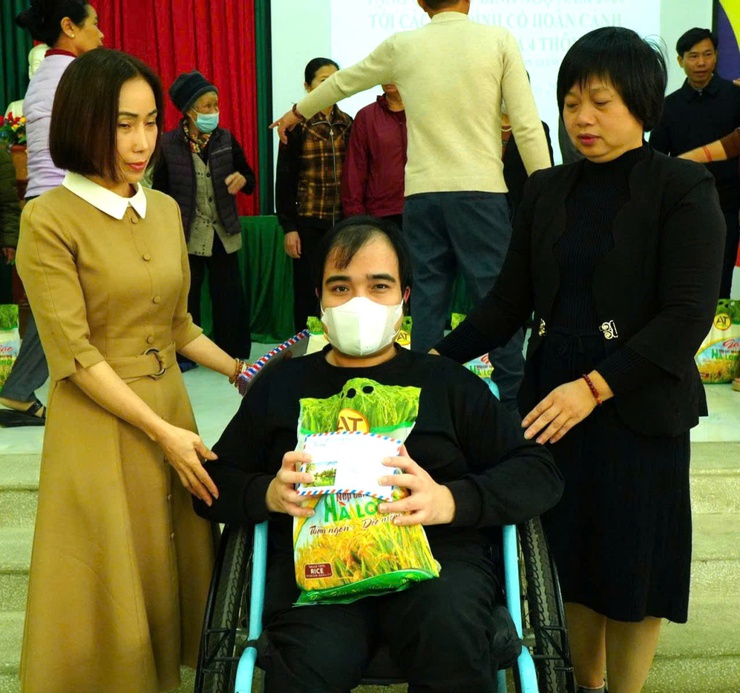 Gia đình Trung tướng Trương Mạnh Dũng trao quà Tết cho các hộ có hoàn cảnh khó khăn tại xã Ứng Thiên- Ảnh 12.