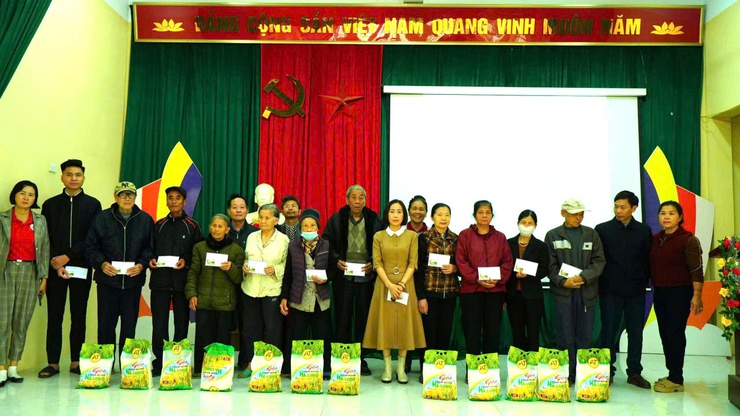 Gia đình Trung tướng Trương Mạnh Dũng trao quà Tết cho các hộ có hoàn cảnh khó khăn tại xã Ứng Thiên- Ảnh 11.