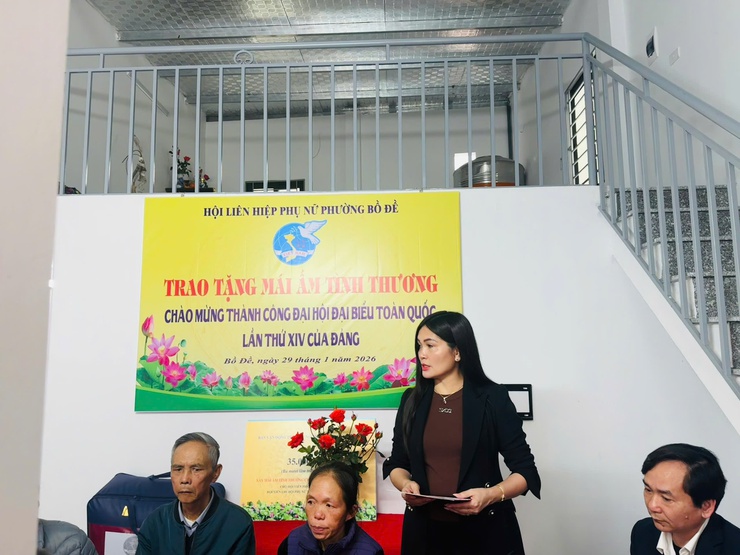 Hội Liên hiệp phụ nữ phường Bồ Đề trao tặng "Mái ấm tình thương" cho hội viên phụ nữ có hoàn cảnh khó khăn- Ảnh 4.