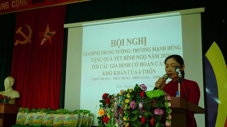 Gia đình Trung tướng Trương Mạnh Dũng trao quà Tết cho các hộ có hoàn cảnh khó khăn tại xã Ứng Thiên- Ảnh 5.