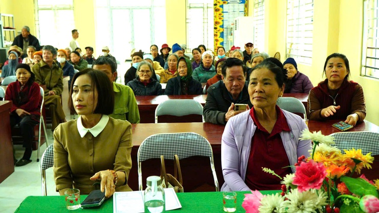 Gia đình Trung tướng Trương Mạnh Dũng trao quà Tết cho các hộ có hoàn cảnh khó khăn tại xã Ứng Thiên- Ảnh 13.