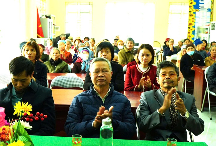 Gia đình Trung tướng Trương Mạnh Dũng trao quà Tết cho các hộ có hoàn cảnh khó khăn tại xã Ứng Thiên- Ảnh 14.