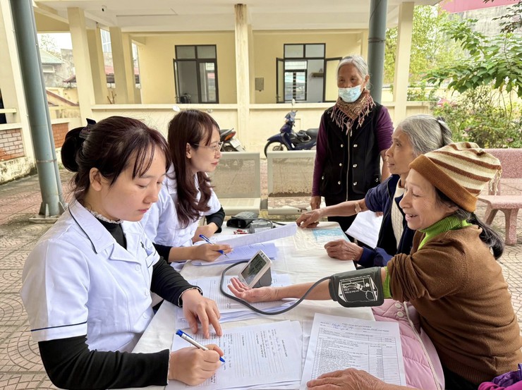 TRẠM Y TẾ XÃ THẠCH THẤT TỔ CHỨC KHÁM SỨC KHỎE MIỄN PHÍ CHO NGƯỜI DÂN TẠI ĐIỂM Y TẾ ĐẠI ĐỒNG- Ảnh 5.