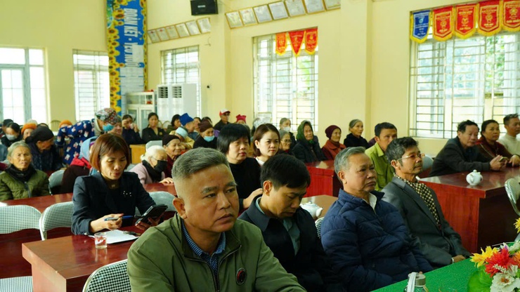 Gia đình Trung tướng Trương Mạnh Dũng trao quà Tết cho các hộ có hoàn cảnh khó khăn tại xã Ứng Thiên- Ảnh 3.