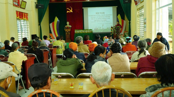 Gia đình Trung tướng Trương Mạnh Dũng trao quà Tết cho các hộ có hoàn cảnh khó khăn tại xã Ứng Thiên- Ảnh 15.