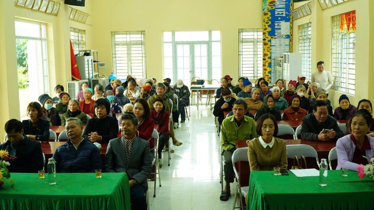 Gia đình Trung tướng Trương Mạnh Dũng trao quà Tết cho các hộ có hoàn cảnh khó khăn tại xã Ứng Thiên- Ảnh 4.
