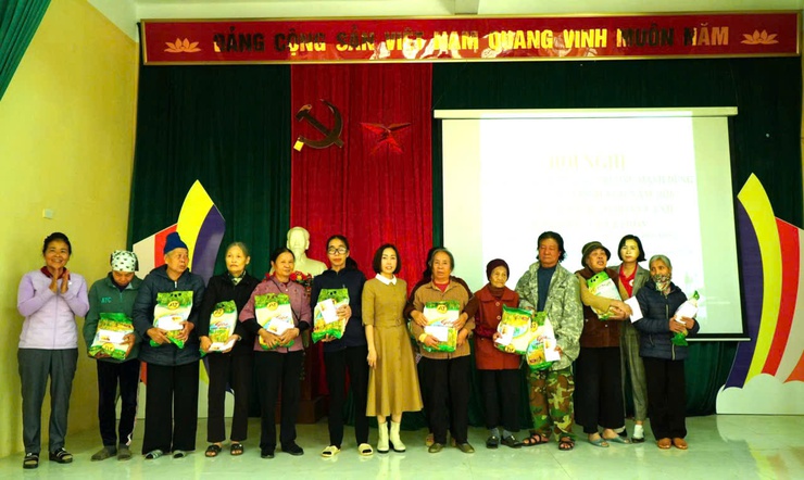 Gia đình Trung tướng Trương Mạnh Dũng trao quà Tết cho các hộ có hoàn cảnh khó khăn tại xã Ứng Thiên- Ảnh 8.