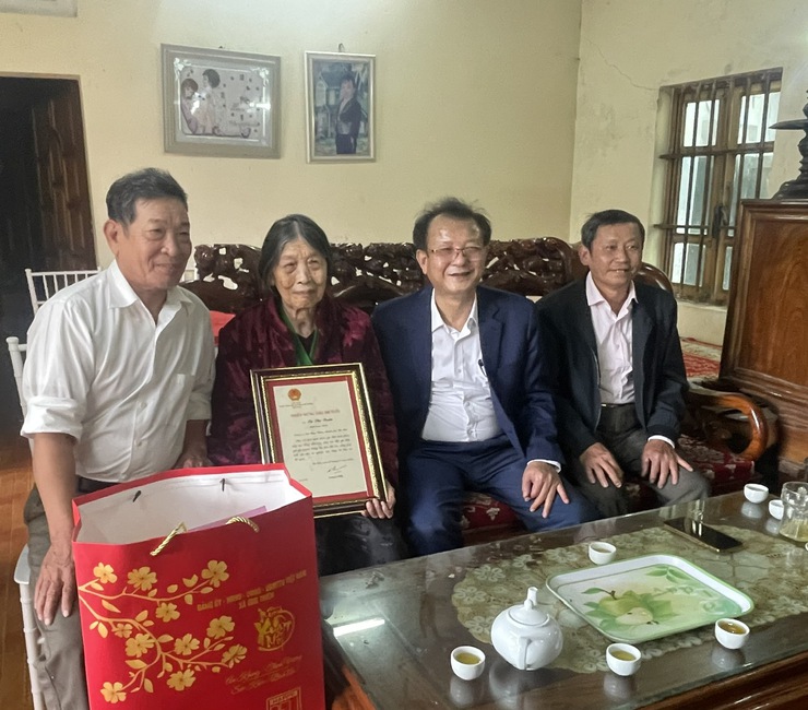 Thăm, tặng quà Tết Nguyên đán Bính Ngọ năm 2026 cho người có công và các đối tượng chính sách- Ảnh 7.