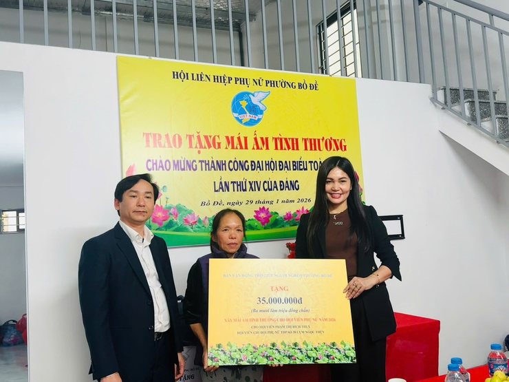 Hội Liên hiệp phụ nữ phường Bồ Đề trao tặng "Mái ấm tình thương" cho hội viên phụ nữ có hoàn cảnh khó khăn- Ảnh 1.