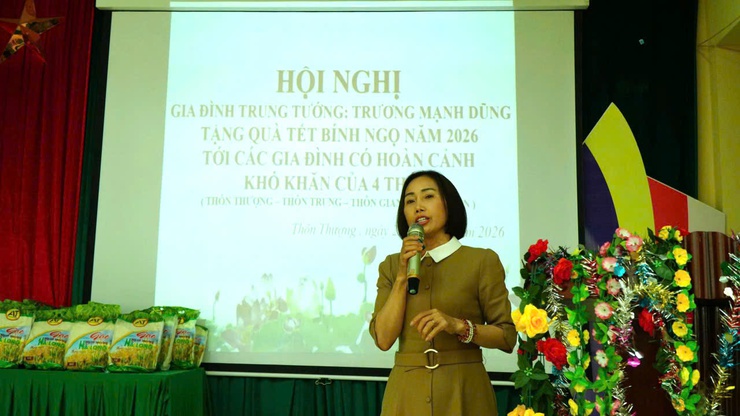Gia đình Trung tướng Trương Mạnh Dũng trao quà Tết cho các hộ có hoàn cảnh khó khăn tại xã Ứng Thiên- Ảnh 1.