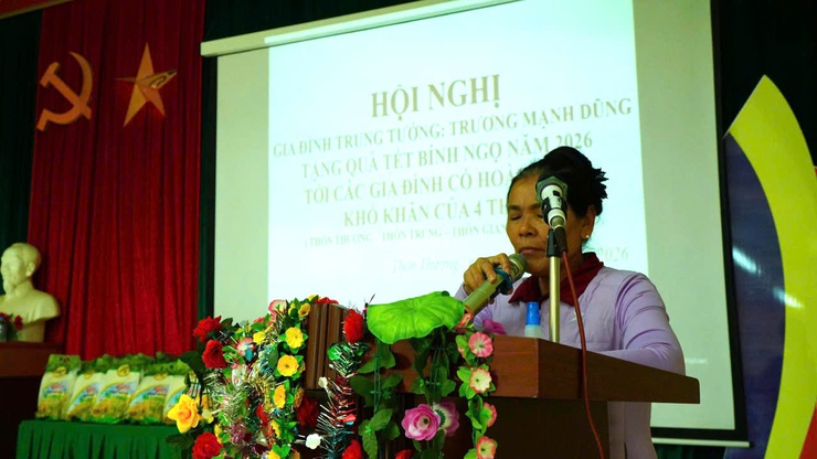 Gia đình Trung tướng Trương Mạnh Dũng trao quà Tết cho các hộ có hoàn cảnh khó khăn tại xã Ứng Thiên- Ảnh 2.