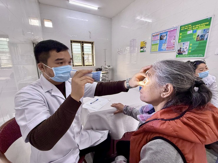TRẠM Y TẾ XÃ THẠCH THẤT TỔ CHỨC KHÁM SỨC KHỎE MIỄN PHÍ CHO NGƯỜI DÂN TẠI ĐIỂM Y TẾ ĐẠI ĐỒNG- Ảnh 4.