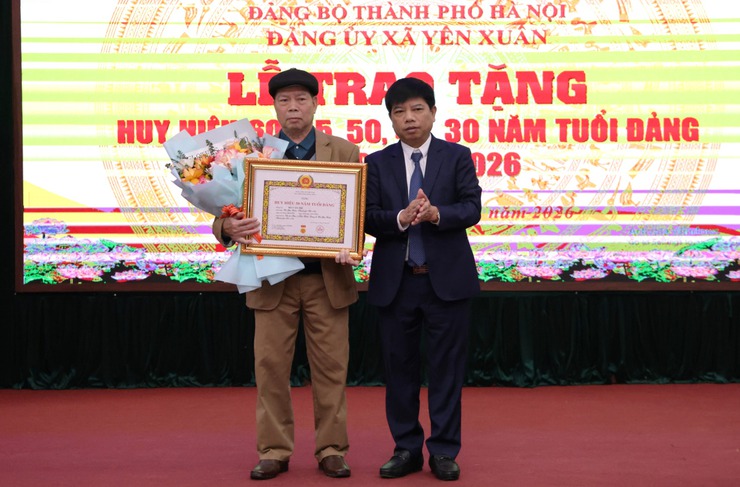 Yên Xuân: 12 đảng viên vinh dự được trao tặng, truy tặng huy hiệu 60, 55, 50, 45, 30 năm tuổi Đảng dịp 3/2/2026- Ảnh 4.