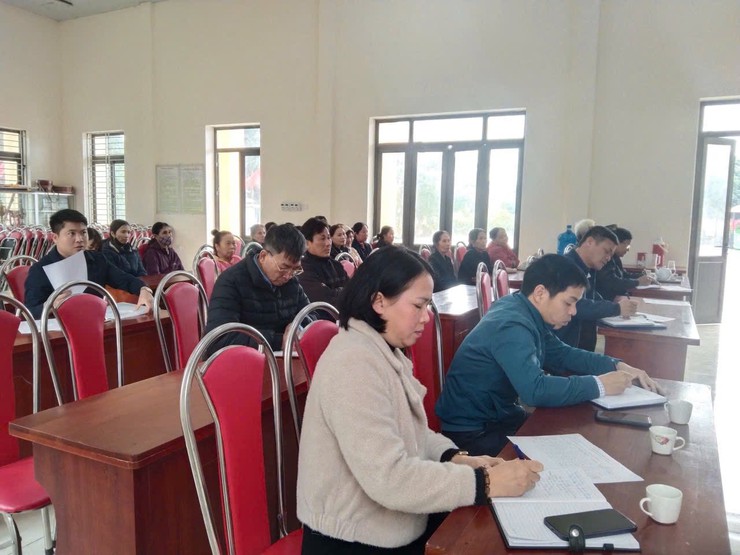 TRIỂN KHAI MÔ HÌNH SẢN XUẤT CÂY NGÔ GIỐNG MỚI THÍCH ỨNG BIẾN ĐỔI KHÍ HẬU TẠI XÃ BA VÌ- Ảnh 2.