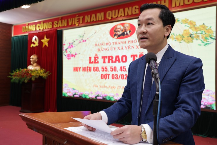 Yên Xuân: 12 đảng viên vinh dự được trao tặng, truy tặng huy hiệu 60, 55, 50, 45, 30 năm tuổi Đảng dịp 3/2/2026- Ảnh 1.