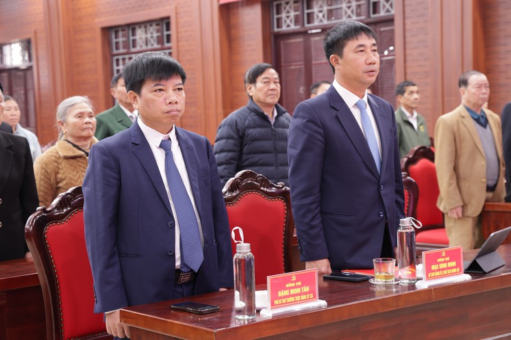 Yên Xuân: 12 đảng viên vinh dự được trao tặng, truy tặng huy hiệu 60, 55, 50, 45, 30 năm tuổi Đảng dịp 3/2/2026- Ảnh 2.