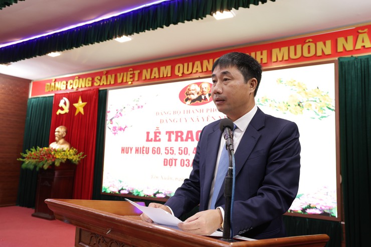 Yên Xuân: 12 đảng viên vinh dự được trao tặng, truy tặng huy hiệu 60, 55, 50, 45, 30 năm tuổi Đảng dịp 3/2/2026- Ảnh 7.