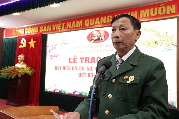 Yên Xuân: 12 đảng viên vinh dự được trao tặng, truy tặng huy hiệu 60, 55, 50, 45, 30 năm tuổi Đảng dịp 3/2/2026- Ảnh 8.