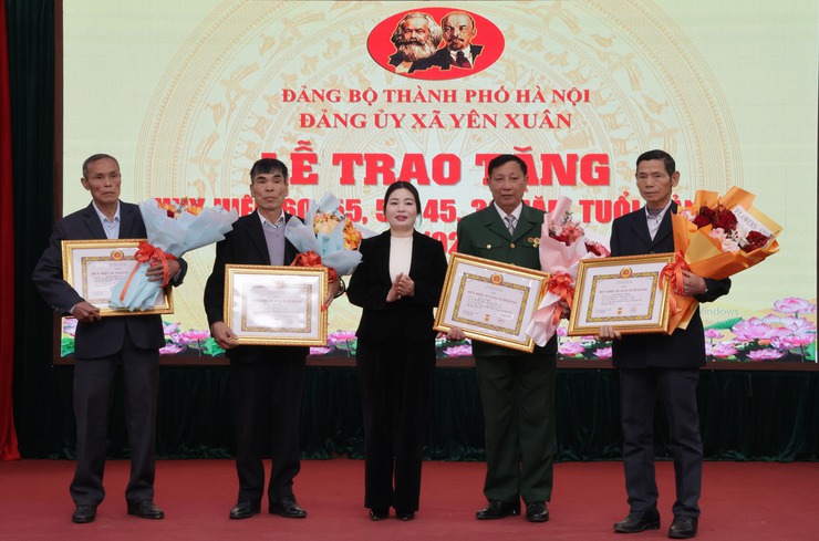 Yên Xuân: 12 đảng viên vinh dự được trao tặng, truy tặng huy hiệu 60, 55, 50, 45, 30 năm tuổi Đảng dịp 3/2/2026- Ảnh 6.