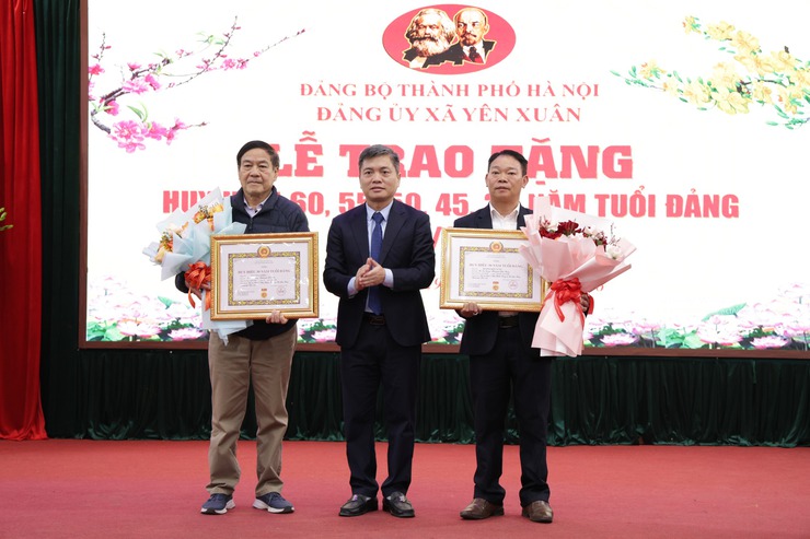 Yên Xuân: 12 đảng viên vinh dự được trao tặng, truy tặng huy hiệu 60, 55, 50, 45, 30 năm tuổi Đảng dịp 3/2/2026- Ảnh 5.