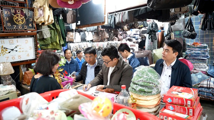 Tuyên truyền, vận động các hộ kinh doanh tại chợ Sấu chấp hành nghiêm các quy định về đảm bảo an toàn phòng cháy, chữa cháy dịp cận Tết- Ảnh 2.