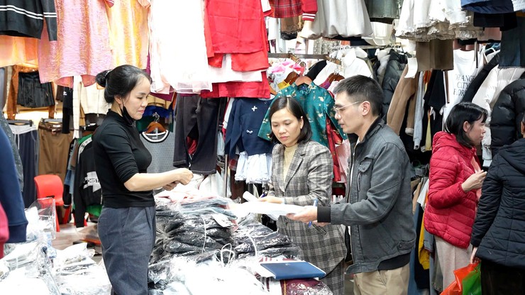 Tuyên truyền, vận động các hộ kinh doanh tại chợ Sấu chấp hành nghiêm các quy định về đảm bảo an toàn phòng cháy, chữa cháy dịp cận Tết- Ảnh 3.