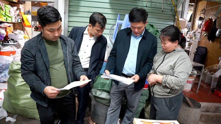 Tuyên truyền, vận động các hộ kinh doanh tại chợ Sấu chấp hành nghiêm các quy định về đảm bảo an toàn phòng cháy, chữa cháy dịp cận Tết- Ảnh 4.