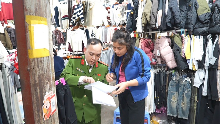 Tuyên truyền, vận động các hộ kinh doanh tại chợ Sấu chấp hành nghiêm các quy định về đảm bảo an toàn phòng cháy, chữa cháy dịp cận Tết- Ảnh 5.