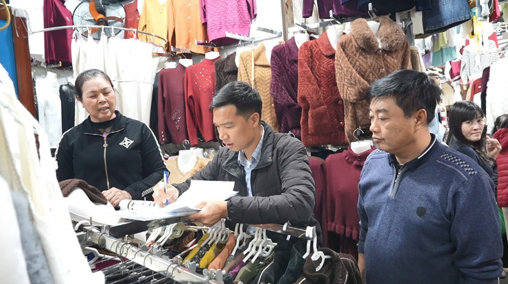 Tuyên truyền, vận động các hộ kinh doanh tại chợ Sấu chấp hành nghiêm các quy định về đảm bảo an toàn phòng cháy, chữa cháy dịp cận Tết- Ảnh 6.