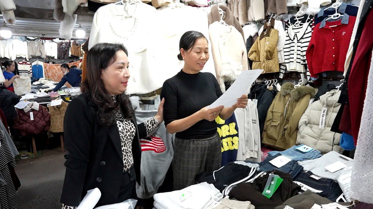 Tuyên truyền, vận động các hộ kinh doanh tại chợ Sấu chấp hành nghiêm các quy định về đảm bảo an toàn phòng cháy, chữa cháy dịp cận Tết- Ảnh 8.