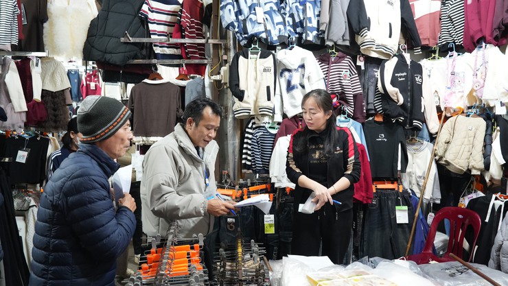 Tuyên truyền, vận động các hộ kinh doanh tại chợ Sấu chấp hành nghiêm các quy định về đảm bảo an toàn phòng cháy, chữa cháy dịp cận Tết- Ảnh 9.