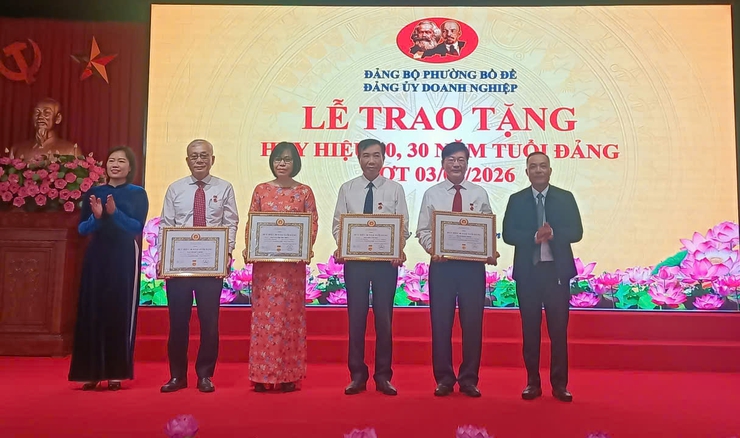 Đảng bộ Doanh nghiệp phường Bồ Đề trao tặng Huy hiệu Đảng đợt 03/02 và tổng kết nhiệm vụ công tác năm 2025
- Ảnh 2.