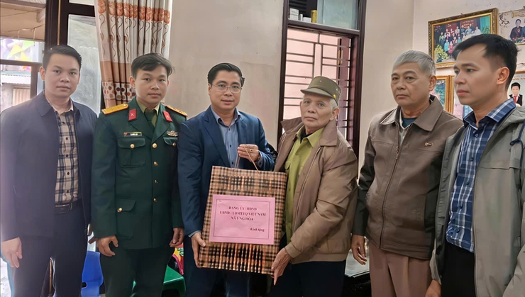 ỨNG HÒA TỔ CHỨC CÁC ĐOÀN THĂM, TẶNG QUÀ NGƯỜI CÓ CÔNG NHÂN DỊP TẾT NGUYÊN ĐÁN BÍNH NGỌ NĂM 2026.- Ảnh 5.