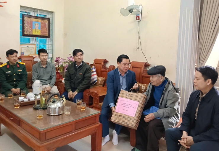 ỨNG HÒA TỔ CHỨC CÁC ĐOÀN THĂM, TẶNG QUÀ NGƯỜI CÓ CÔNG NHÂN DỊP TẾT NGUYÊN ĐÁN BÍNH NGỌ NĂM 2026.- Ảnh 6.