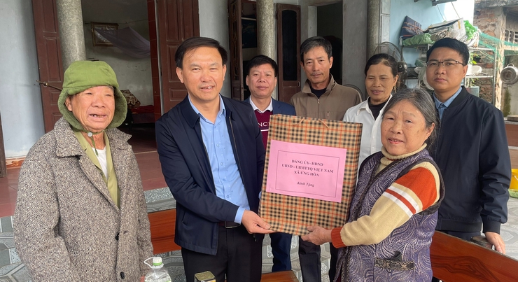 ỨNG HÒA TỔ CHỨC CÁC ĐOÀN THĂM, TẶNG QUÀ NGƯỜI CÓ CÔNG NHÂN DỊP TẾT NGUYÊN ĐÁN BÍNH NGỌ NĂM 2026.- Ảnh 27.