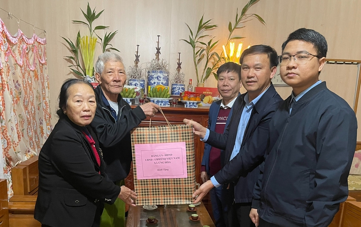 ỨNG HÒA TỔ CHỨC CÁC ĐOÀN THĂM, TẶNG QUÀ NGƯỜI CÓ CÔNG NHÂN DỊP TẾT NGUYÊN ĐÁN BÍNH NGỌ NĂM 2026.- Ảnh 30.