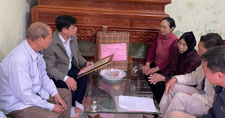 ỨNG HÒA TỔ CHỨC CÁC ĐOÀN THĂM, TẶNG QUÀ NGƯỜI CÓ CÔNG NHÂN DỊP TẾT NGUYÊN ĐÁN BÍNH NGỌ NĂM 2026.- Ảnh 20.