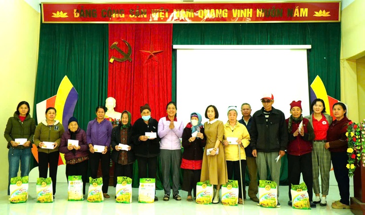 Gia đình Trung tướng Trương Mạnh Dũng trao quà Tết cho các hộ có hoàn cảnh khó khăn tại xã Ứng Thiên- Ảnh 10.