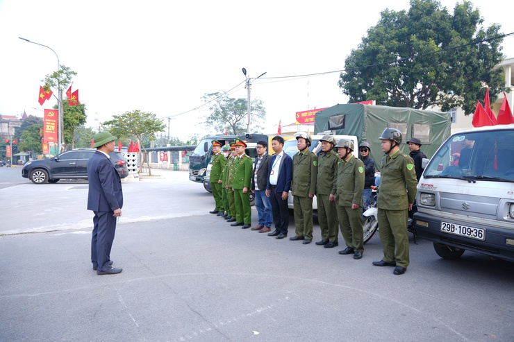 UBND xã Phù Đổng ra quân xử lý các điểm nghẽn về trật tự đô thị trên địa bàn- Ảnh 1.