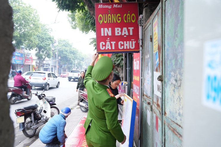 UBND xã Phù Đổng ra quân xử lý các điểm nghẽn về trật tự đô thị trên địa bàn- Ảnh 2.