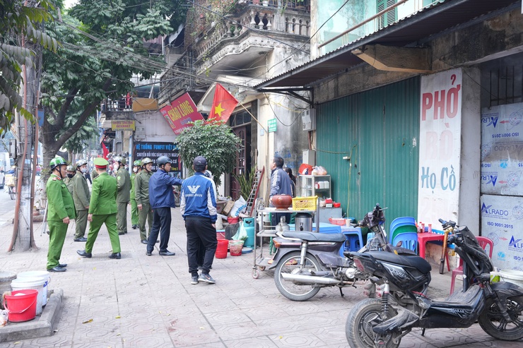 UBND xã Phù Đổng ra quân xử lý các điểm nghẽn về trật tự đô thị trên địa bàn- Ảnh 3.