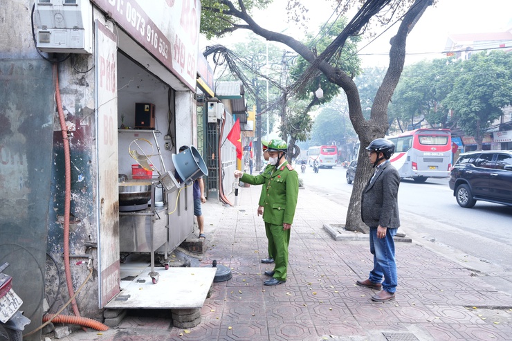 UBND xã Phù Đổng ra quân xử lý các điểm nghẽn về trật tự đô thị trên địa bàn- Ảnh 4.